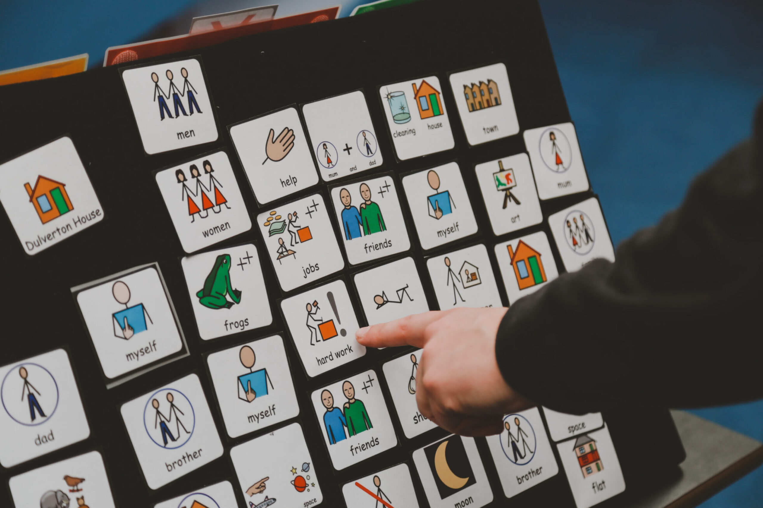 Modelování, znaky, tablety: Jak vypadá AAK v každodenním životě?